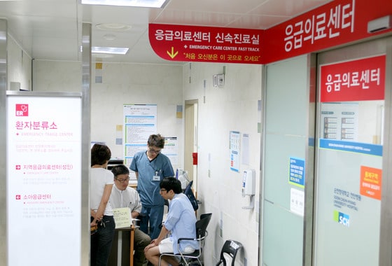 순천향대학교 천안병원 응급의료센터를 찾은 경증 응급환자가 환자분류소를 거쳐 신속진료실에서 응급의학과 교수로부터 진료를 받고 있다. © News1