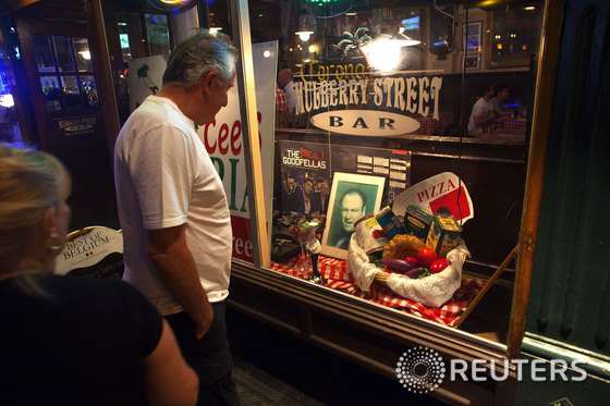 19일(현지시간) 휴가차 떠난 로마에서 심장마비로 사망한 배우 제임스 갠돌피니 사진이 미국 뉴욕 리틀 이탈리아의 한 레스토랑에 전시돼 있다. 미국 유명 TV시리즈 '소프라노스'에서 주인공을 맡아 뛰어난 연기로 에미상을 수상한 바 있다. © 로이터=News1   이재영 인턴기자