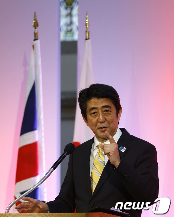 19일(현지시간) 영국 런던 금융중심가 '시티'에서 강연중인 아베 신조 일본 총리 ©AFP=News1