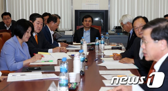 20일 오전 서울 여의도 국회 국방위원회 소회의실에서 열린 법률안심사소위원회에서 여야 의원 및 정부부처 관계자들이 군(軍)가산점제도 관련 법안 등을 심사하고 있다. 2013.6.20/뉴스1 © News1 허경 기자