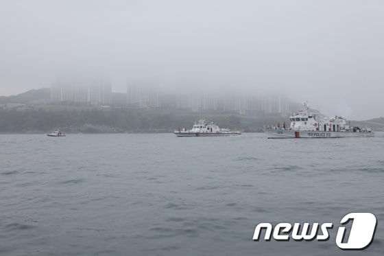 부산해경이 20일 오전 10시부터 경비정과 순찰정 등 3척을 동원, 여대생 김씨를 찾기 위해 주변 해상을 수색하고 있다./사진제공=부산해양경찰서 © News1