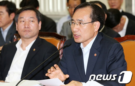 문상부 중앙선거관리위원회 사무총장이 20일 서울 여의도 국회에서 열린 안전행정위원회 전체회의에 출석해 의원들의 질의에 답하고 있다. 2013.6.20/뉴스1 © News1 오대일 기자