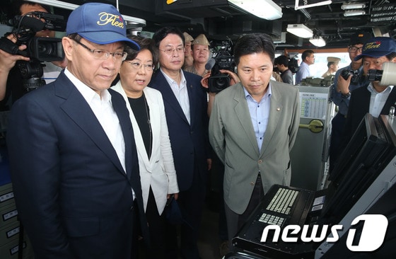 황우여 새누리당 대표와 최고위원들이 20일 강원 동해시 해군 제1함대사령부에서 최신 유도탄 고속함인 PKG고속함을 견학하고 있다. 2013.6.20/뉴스1 © News1 송원영 기자