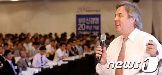 케빈 켈러 다트머스대 교수가 20일 오전 서울 양재동 더케이서울호텔(구 교육문화회관)에서 열린 '삼성 신경영 20주년 기념 국제학술대회'에서 삼성 글로벌브랜드 성과와 전망에 대해 강연하고 있다. 2013.6.20 /뉴스1 © News1   