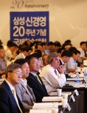 케빈 켈러 다트머스대 교수를 비롯한 참석자들이 20일 오전 서울 양재동 더케이서울호텔(구 교육문화회관)에서 열린 '삼성 신경영 20주년 기념 국제학술대회'에서 강연에 집중하고 있다. 2013.6.20 뉴스1 © News1