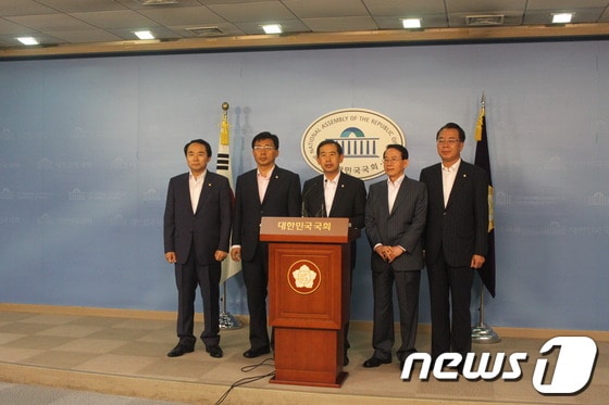 안효대 새누리당 의원은 20일 ㈔선플운동본부와 함께 국회 정론관에서 기자회견을 갖고 '사회통합을 위한 선플 관련 법안' 2건을 발의했다고 밝혔다. © News1 이상길 기자