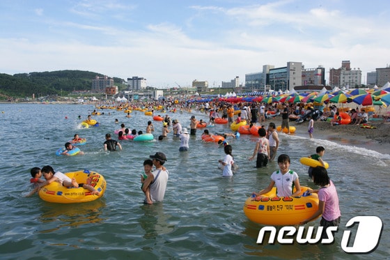 울산 동구 일산해수욕장에서 시민들이 물놀이를 하고 있는 모습. (동구청 제공) © News1   