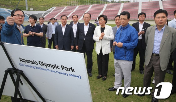 황우여 새누리당 대표와 최고위원들이 20일 강원 평창군 알펜시아 스키점프장 앞에서 김진선 평창 동계올림픽 조직위원회 위원장으로부터 대회준비상황을 보고 받고 있다. 2013.6.20/뉴스1 © News1 송원영 기자