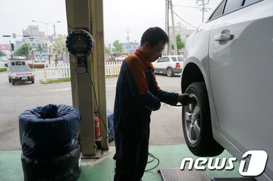 타이어 점검을 통해 빗길 미끄럼을 방지해야한다.2013.6.20/뉴스원 ⓒ News1 윤창완 기자
