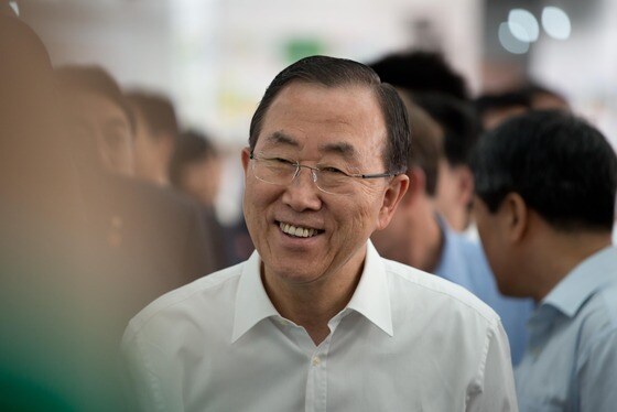 중국을 방문 중인 반기문 유엔사무총장이 20일 베이징 수도박물관에서 열린 저탄소 박람회에 참석했다. 이날  반 총장은 시진핑 국가주석과 회담한 데 이어 21일 리커창 총리 등 중국 새 지도부와 만나 시리아와 북한 문제 등에 대해 의견을 나눌 예정이다. © AFP=News1  