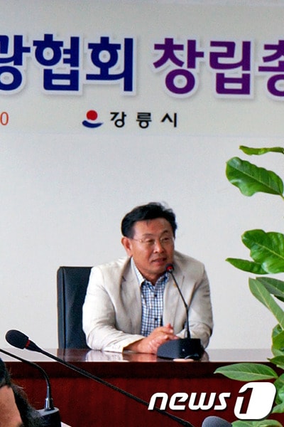 강릉시농업기술센터 최선성 자원육성과장이 창립총회에 앞서 인사말을 하고 있다. 2013.6.20/뉴스1 © News1 윤창완 기자
