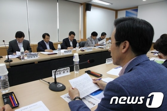 한국농어촌공사 전남지역본부는 20일 '재해대비 농업생산 기반시설 정비및 안전관리방안' 광역거버넌스 회의를 개최했다.© News1 
