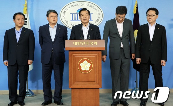 서상기 국회 정보위원장과 새누리당 정보위 소속 의원들이 20일 오후 서울 여의도 국회 정론관에서 고 노무현 전 대통령의 NLL 대화록 열람과 관련한 입장을 밝히고 있다. 의원들은 이 자리에서 