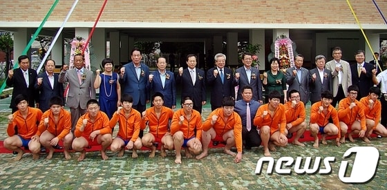20일 오전 울산강남고등학교에서 씨름부 창단식 및 씨름장(호연관)개관식이 열렸다. 김복만 울산시교육감, 서동욱 울산시의장, 심규화 울산시체육회 사무처장, 김석원 울산시씨름협회장, 이대웅 교장 등이 선수단과 함께 기념촬영을 하고 있다. /사진제공=울산시체육회 © News1