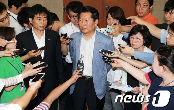 민주당 정청래 정보위원회 간사와 정보위원들이 20일 서울 여의도 국회 정론관에서 가진 남북정상회담 NLL 대화록과 관련한 기자회견을 마친 뒤 취재진의 질문에 답하고 있다. 의원들은 이 자리에서 