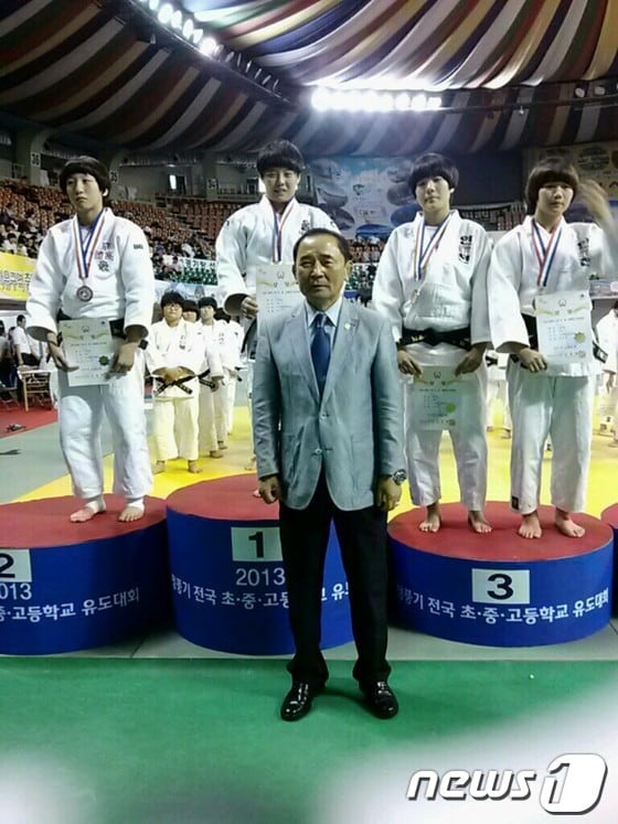 울산생활과학고 강나영이 20일 충북 청주실내체육관에서 열린 청풍기유도 여고부 -63kg급 경기에서 우승했다. 시상 후 기념촬영 중인 강나영. /사진제공=울산시체육회 © News1