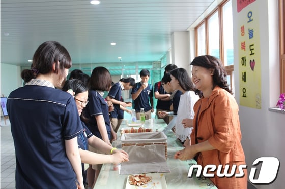 인천영종고는 매일 아침 식사를 거르고 등교한 학생들에게 간식을 제공하는 ‘돌봄 10분 해피타임’을 운영하고 있다© News1