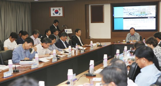 21일 충남 천안시청 중회의실에서 성무용 시장을 비롯해 관계 공무원들이 참석한 가운데 '100만 도시 인프라 확충 기본계획 수립용역 최종보고회'가 열렸다. © News1 