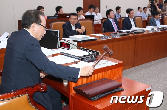 안홍준 국회 외교통일위원회 위원장이 지난 24일 국회에서 열린 외교통일위원회 전체회의에서 의사봉을 두드리며 안건을 상정하고 있다. 2013.6.24/뉴스1 © News1 송원영 기자