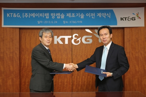 김영택 에이티랩 사장(오른쪽)과 이영택 KT&G R&D본부장이 지난 24일 서울 대치동 KT&G타워에서 기술이전 계약을 체결한 후 악수를 나누고 있다.© News1  