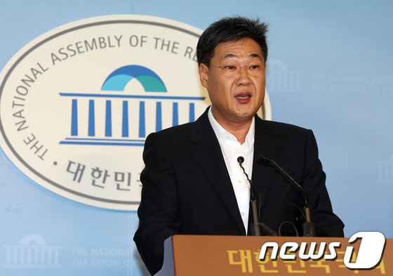 정문헌 새누리당 의원이 지난 6월 26일 서울 여의도 국회 정론관에서 2007년 남북정상회담 당시 노무현 전 대통령의 'NLL 발언' 논란과 관련, 