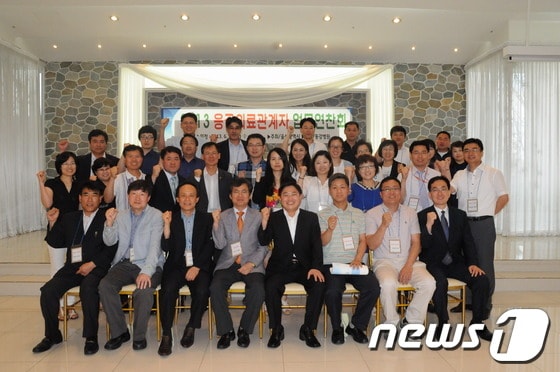 26일 울산시 중구의 한 뷔페식당에서 울산시가 주최하고 동강병원이 주관하는 ‘응급의료 관계자 업무 연찬회’가 열려 참석자들이 기념촬영을 하고 있다. (동강병원 제공) © News1  