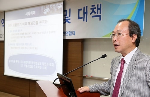박호환 아주대 교수가 '우리 경제 엑소더스, 그 현황과 원인'을 주제로 발표하고 있다. © News1