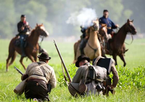 미국 남북전쟁에서 북군에 결정적 승리를 가져다준 게티스버그 전투가 28일(현지시간) 재현됐다. 게티스버그 전투 150주년을 맞아 28일부터 3일간 1만명 이상이 참여해 전투를 재현한다. © AFP=뉴스1  
