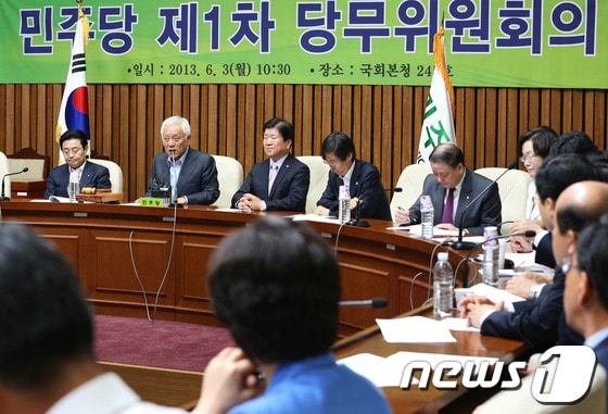 민주당 김한길 대표가 3일 오전 서울 여의도 국회에서 열린 제1차 당무위원회의에서 모두발언을 하고 있다. 김 대표는 이 자리에서 