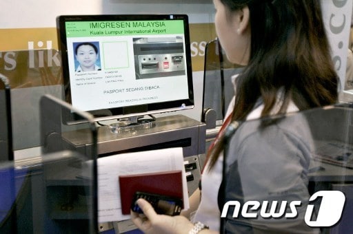 차세대 인터넷 보안 방식과 유사한 '생체인식 기술'이 적용된 여권 검색대 © AFP=News1
