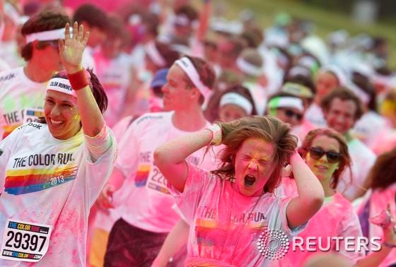 30일(현지시간) 독일 뮌헨에서 '컬러 런(color run)' 축제가 열렸다. 약 9000명의 참가자가 파랑, 분홍, 오렌지, 노란 파우더를 칠하고 5㎞ 코스를 완주했다. © 로이터=뉴스1 