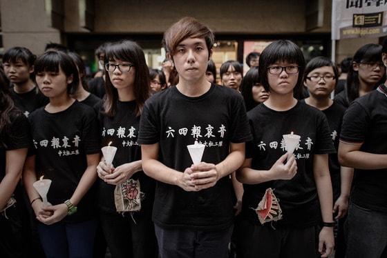 중국 홍콩의 학생들이  4일 천안문 사태 24주년을 맞아 검은 티셔츠를 입고 촛불 집회에 참석했다. 이 추모행사는 천안문 사태가 발생한 1989년 이듬해인 1990부터 매년 진행됐다. © AFP=News1  