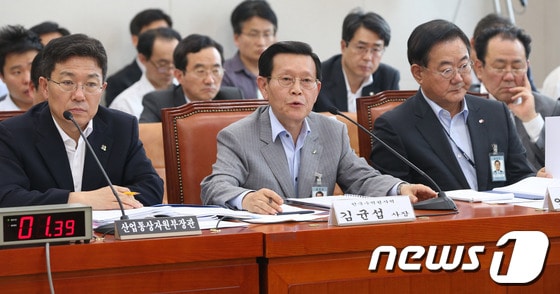 김균섭 한국수력원자력 사장(왼쪽 두번째)이 5일 서울 여의도 국회에서 열린 산업통상자원위원회 전체회의에서 부품 비리로 인한 원전 가동 중단 관련 의원들의 질의에 답변 하고 있다. 2013.6.5/뉴스1 © News1 송원영 기자