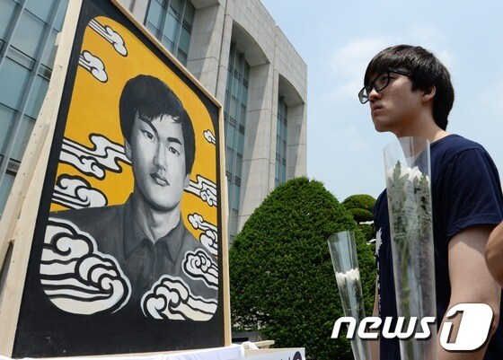 7일 오후 서울 서대문구 연세대학교에서 故 이한열 열사 26주기 추모제가 열린 가운데 학생들이 흰 국화를 들고 있다. 이한열 열사는 연세대학교 재학중이던 1987년, 시위 중 전경이 쏜 최루탄을 맞고 22살의 나이에 사망해 6월 항쟁과 6·29 선언의 도화선이 되었다. 2013.6.7/뉴스1 © News1   박철중 기자