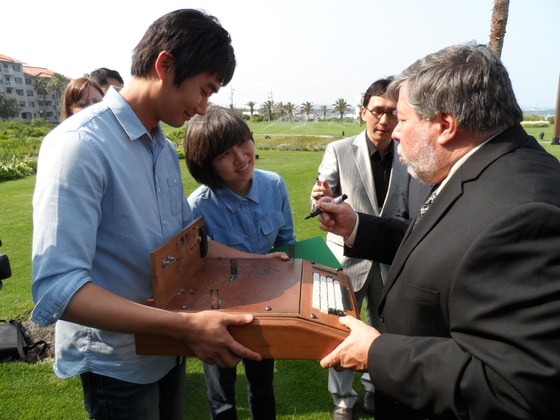 애플I 복각품에 워즈니악의 사인을 받는 장면 © News1