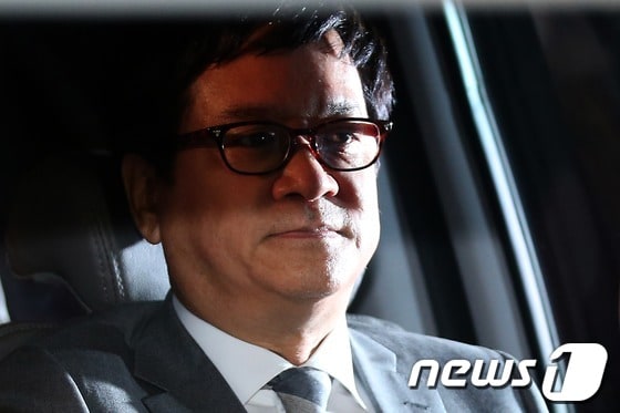 해외비자금 조성 의혹 사건으로 구속영장이 발부된 이재현 CJ그룹 회장이 1일 밤 서울 서초동 중앙지검에서 차량에 올라 구치소로 향하고 있다. 2013.7.1/뉴스1 © News1 한재호 기자