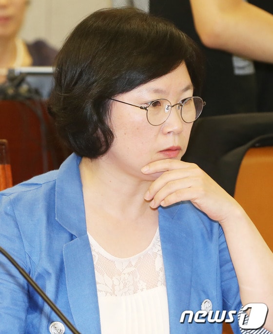 민주당 김현 의원이 지난 10일 서울 여의도 국회에서 열린 운영위원회 전체회의에서 생각에 잠겨 있다. 2013.7.10/뉴스1 © News1 송원영 기자