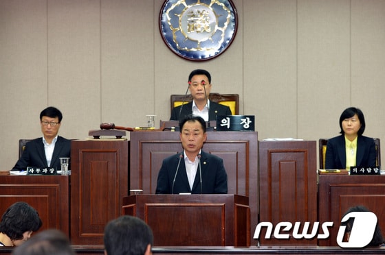 김민식 울주군의원이 울주군의회 본회의장에서 열린 '제139회 울주군의회 제1차 정례회'에서 군정 질문을 하고 있는 모습. 뉴스1 포토뱅크 (울산 울주군 제공) © News1