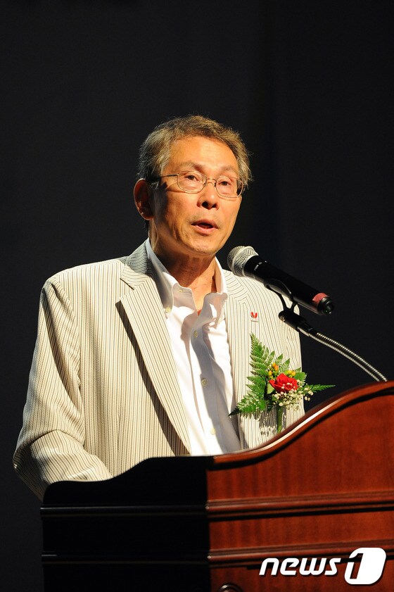 제6회 전국자원봉사컨퍼런스가 열린 11일 오후 전북대학교 학술문화관에서 이강현 세계자원봉사협의회장이 '상생하는 시민사회의 지름길, 자원봉사'에 대한 기조강연을 하고 있다.2013.07.11/뉴스1 © News1 김대웅 기자