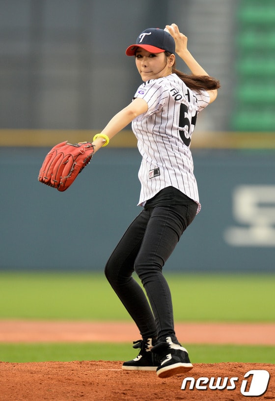 XTM '베이스볼 워너비' 아나운서 공서영이 11일 오후 서울 잠실야구장에서 열린 ‘2013 한국야쿠르트 세븐프로야구’ LG트윈스와 NC다이노스의 경기에서 승리기원 시구를 하고 있다.2013.7.11/뉴스1 © News1   이동원 기자