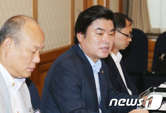 새누리당 북핵 안보전략특위 위원장인 원유철 새누리당 의원이 지난 7월 12일 국회 귀빈식당에서 열린 개성공단 지원 특별법 관련 간담회에서 인사말을 하고 있다. © News1 