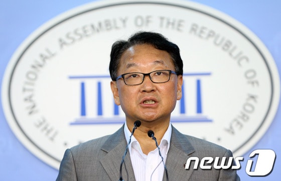 새누리당 유일호 대변인이 12일 국회 정론관에서 현안 브리핑을 하고 있다. 2013.7.12/뉴스1 © News1   오대일 기자