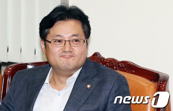 새누리당이 민주당 홍익표 의원의 '귀태'발언을 이유로 남북정상회담 대화록 예비열람 등 원내 일정을 전면 취소한 가운데 12일 서울 여의도 국회 민주당 원내대표실에서 홍 의원이 착잡한 표정을 짓고 있다. 2013.7.12/뉴스1 © News1 송원영 기자