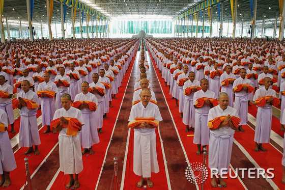 태국 승려들이 13일(현지시간) 방콕 북부 빠툼타니의 왓 프라 담마까야 사원에서 승려가 되는 의식을 치르고 있다. 최근 태국에서는 승려들의 부정축재, 마약복용, 성추문 등이 잇따라 일어나 사회를 충격에 빠뜨렸다. 태국에서는 인구의 94.6%가 불교를 믿다. © 로이터=뉴스1  