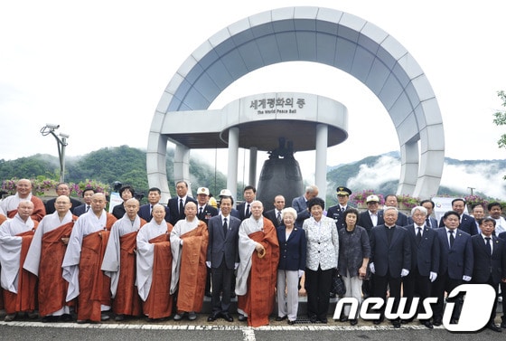 6·25전쟁 70주년을 맞아 '강원도민 대통합 평화기원' 행사가 오는 25일 철원 일대에서 열린다. 정전 60주년을 맞은 지난 2013년 7월 13일 화천군 평화의댐 공원서 열린 전쟁 희생자 추모 세계평화합동위령제 행사에서 최문순 강원지사와 종교계 인사 등 참석자들이 평화의종 앞에서 기념촬영하고 있다. 2013.7.13./뉴스1 ⓒNews1