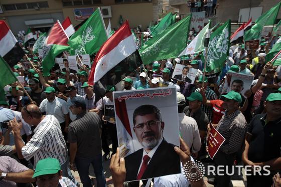 13일(현지시간) 이스라엘 북부 카파르 카나 마을에서 아랍인들이 이집트 군부에 의해 축출된 모하메드 무르시 전 이집트 대통령을 지지하는 시위를 벌이고 있다.  © 로이터=뉴스1 