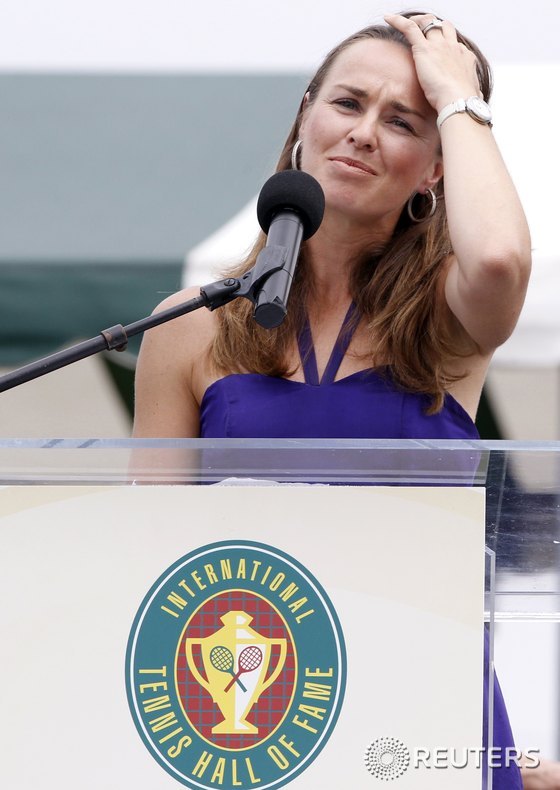 스위스 테니스 스타 마르티나 힝기스가 13일(현지시간) 미국 로드아일랜드주 뉴포트의 테니스 명예의전당 헌액 기념식에서 모인 군중들에게 연설하고 있다. © 로이터=뉴스1 