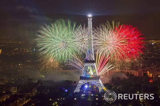 프랑스 바스티유데이(혁명 기념일)인 14일(현지시간) 파리 에펠탑에서 불꽃놀이가 벌이지고 있다.  © 로이터=뉴스1  