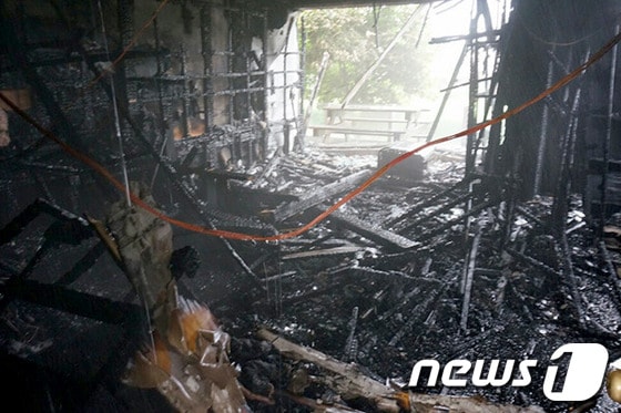 15일 오전 8시40분께 강릉 주문진읍 향호리8-92 주문진호텔리조트에 원인을 알 수 없는 화재가 발생해 지상 1층 찜질방을 태웠다. 2013.7.15/뉴스1 © News1 윤창완 기자 