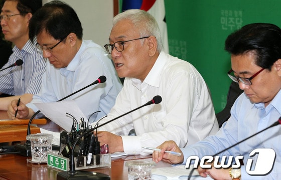 민주당 김한길 대표가 15일 오전 서울 여의도 국회에서 열린 최고위원회의에서 모두발언을 하고 있다. 김 대표는 이 자리에서 